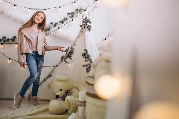 Fille en studio avec des décorations