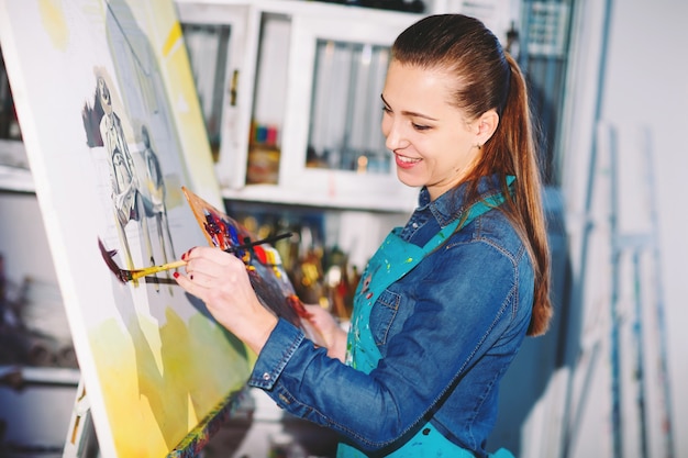 Fille en studio de peinture