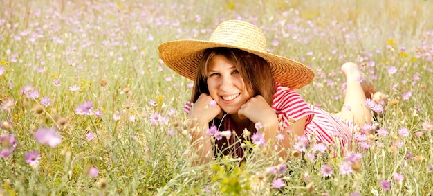 Fille de style rétro à la campagne.