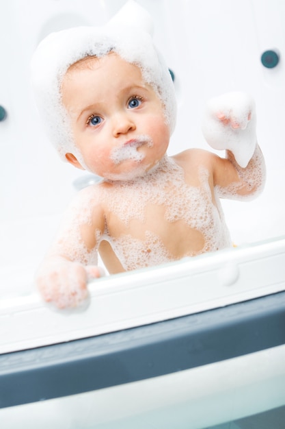 Photo fille surprise sur le bain