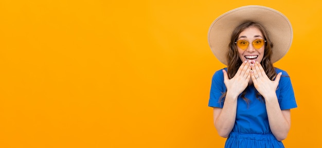 Fille surprise sur un mur orange