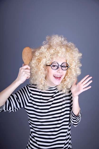 Fille surprise avec un peigne.