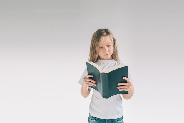 Fille en t-shirt blanc lit un livre