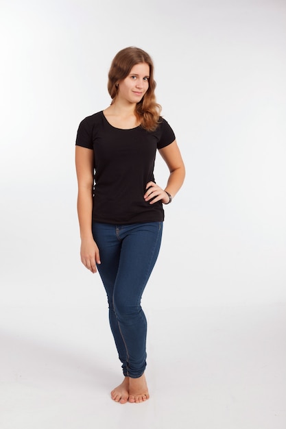 Fille en t-shirt et jeans sur fond blanc