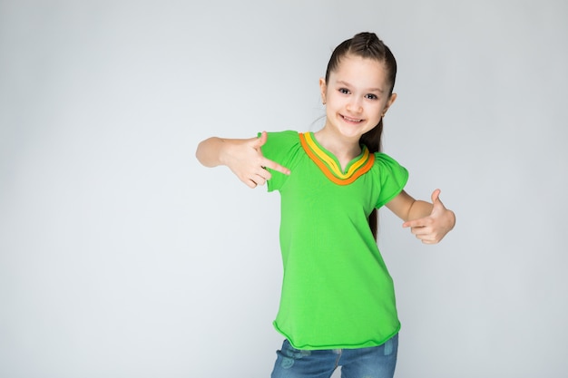 Fille en t-shirt vert et jean bleu