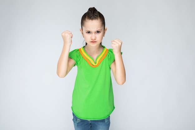 Fille en t-shirt vert et jean bleu