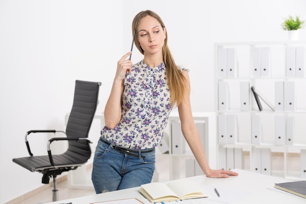 Fille à la table de bureau