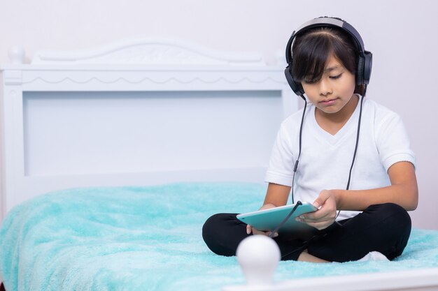 Fille avec tablette et casque en quarantaine