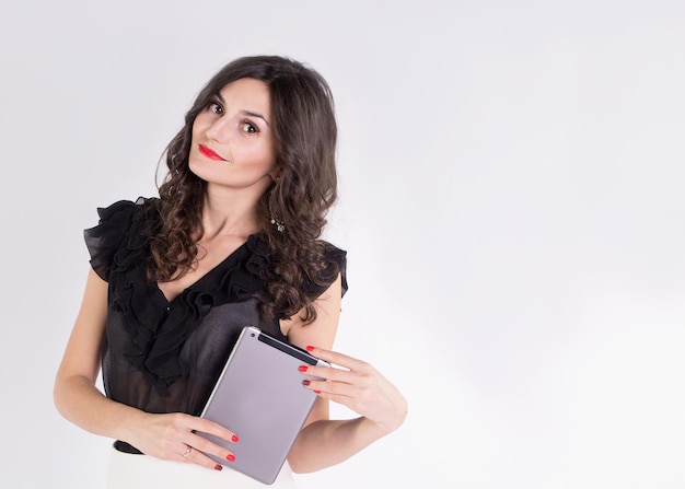 Fille avec une tablette dans les mains