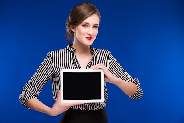 Fille avec une tablette dans les mains