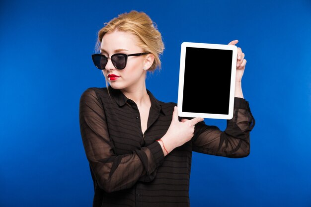 Fille avec une tablette dans les mains