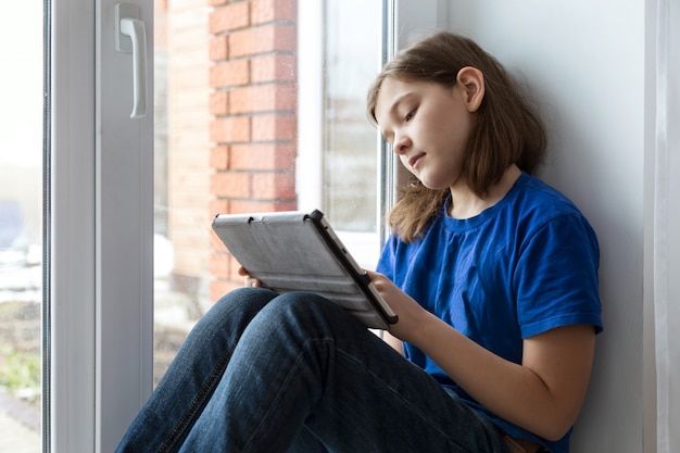 Fille avec une tablette.