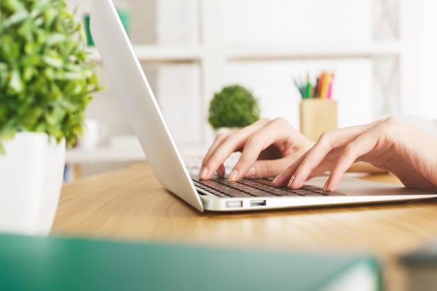 Fille tapant sur le clavier