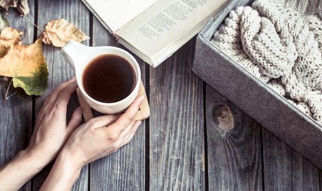 Fille avec une tasse de café dans les mains