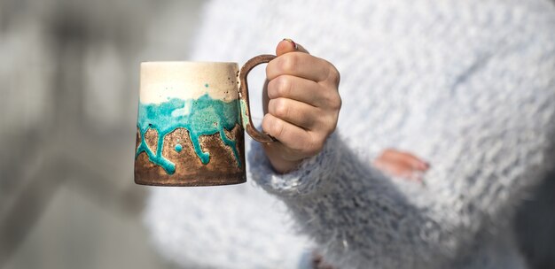 fille avec une tasse dans les mains