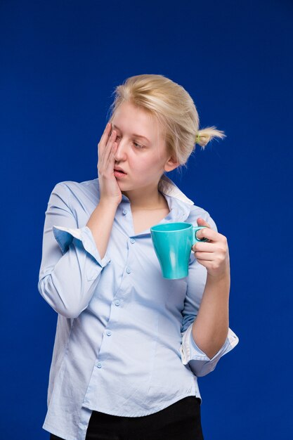 Fille avec une tasse dans ses mains