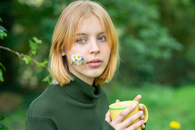 Fille avec une tasse de tisane au printemps