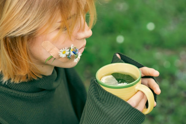 Fille avec une tasse de tisane au printemps