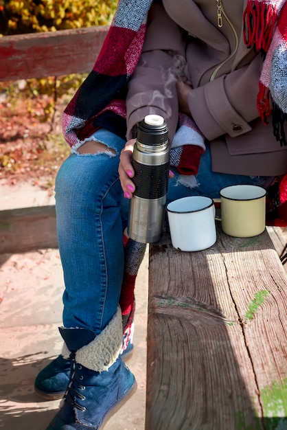 Fille avec une tasse de tisane chaude