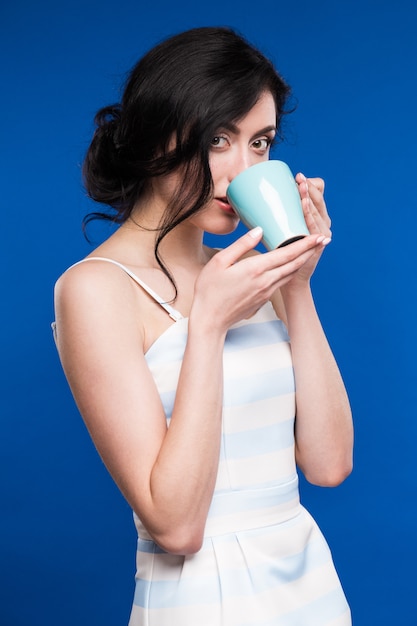 Fille avec une tasse