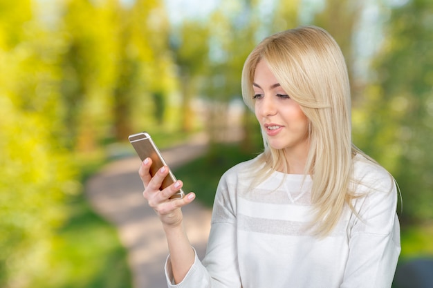 Fille avec téléphone intelligent