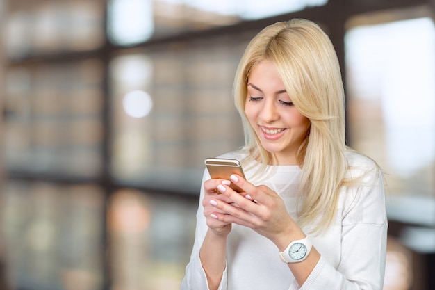 Fille avec téléphone intelligent