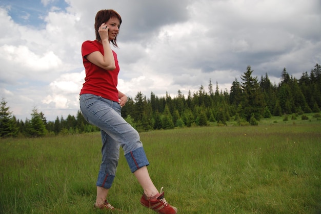 fille avec un téléphone portable dans la nature (NIKON D80 ; 2.6.2007 ; 1/1000 à f/2.8 ; ISO 320 ; balance des blancs : Auto ; distance focale : 18 mm)