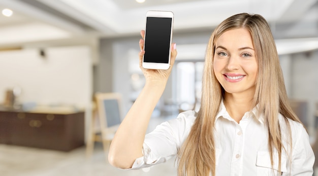 Fille avec téléphone portable