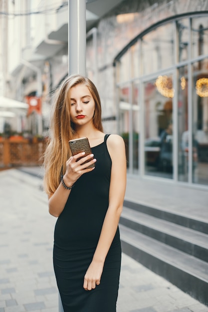 fille avec téléphone