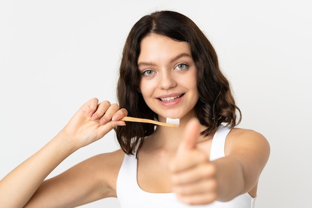 fille tenant une brosse à dents