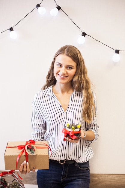 Fille tenant un cadeau de Noël, cadeau de Noël, objet de décoration