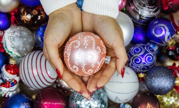 Fille tenant des cadeaux de jouets du Nouvel An dans ses mains. Notion de Noël