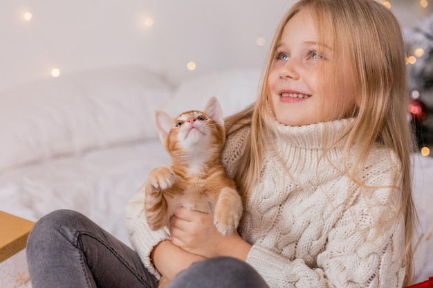 Une fille tenant un chat dans ses bras