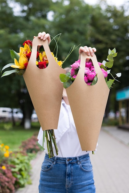 Fille tenant des fleurs dans un bel emballage