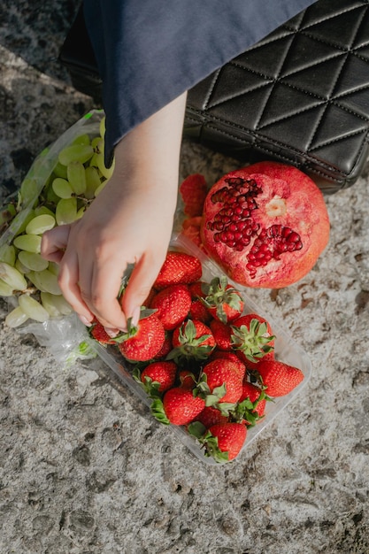 Fille tenant des fraises