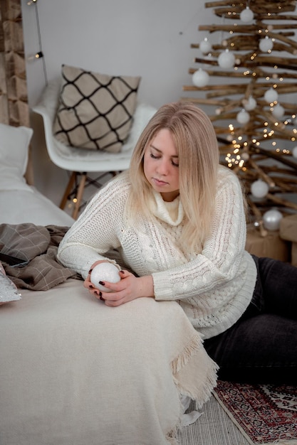 fille tenant un jouet d'arbre de Noël dans ses mains intérieur du nouvel an