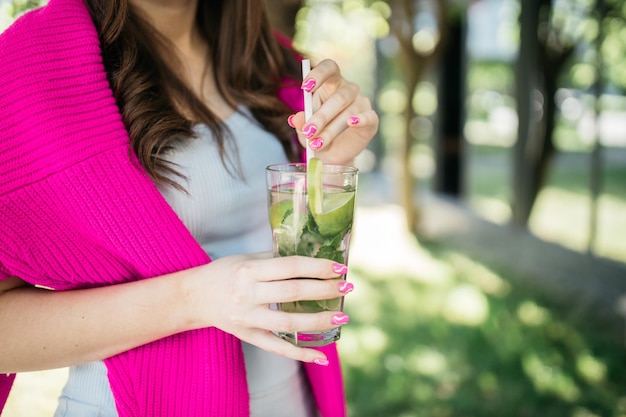 Fille tenant un mojito dans ses mains Délicieux mojito dans les mains d'une fille Délicieux cocktail