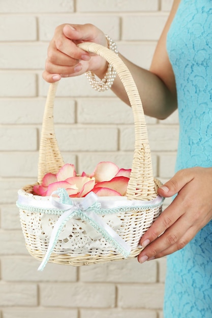 Fille tenant un panier de fleurs. Notion de mariage