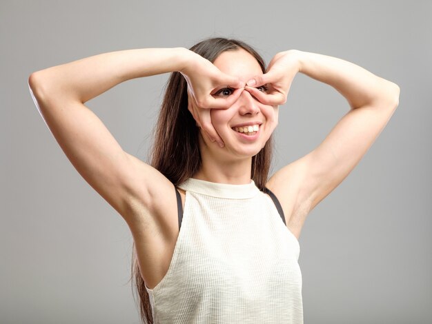 Fille tenant par la main comme des lunettes