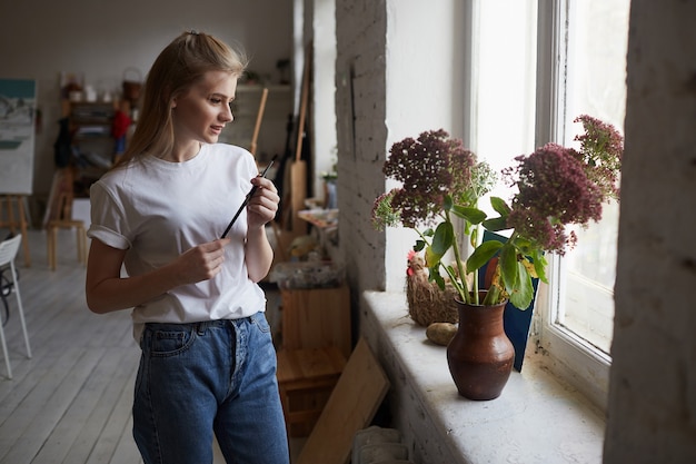 Fille tenant un pinceau dans ses mains