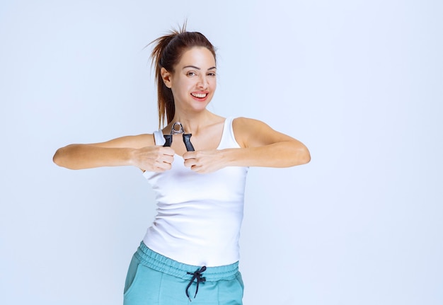 Fille tenant une poignée et en faisant la promotion.