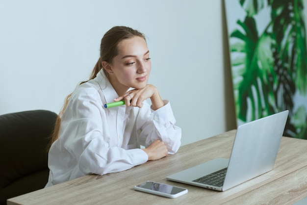 Fille tenant une réunion ou une classe en ligne dans une école en ligne