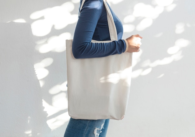 Fille tenant un sac en toile