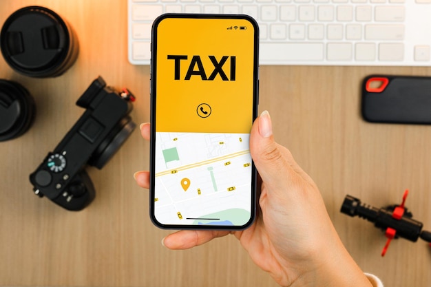 Fille tenant un smartphone avec l'application Taxi Service. Environnement de création de contenu. Fournisseur de services de mobilité dans le monde entier.