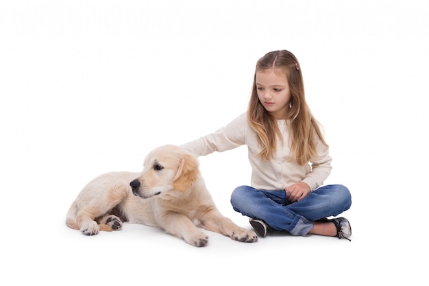 Fille tenant son chiot à proximité