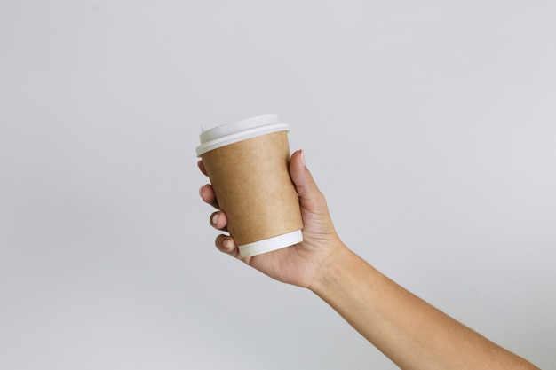 Fille tenant une tasse de papier pour le café