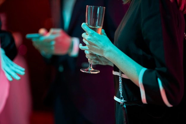 fille tenant un verre avec un cocktail dans un bar une femme tenant un verre