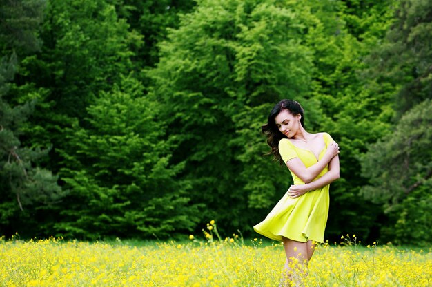 Fille tendre dans le pré