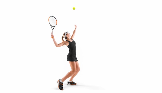 Fille de tennis sur un court de tennis professionnel