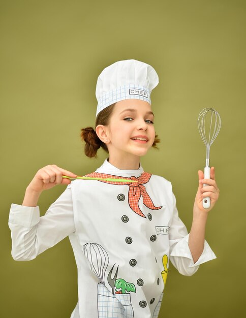 Une fille en tenue de chef. Cuisine. Bannière.